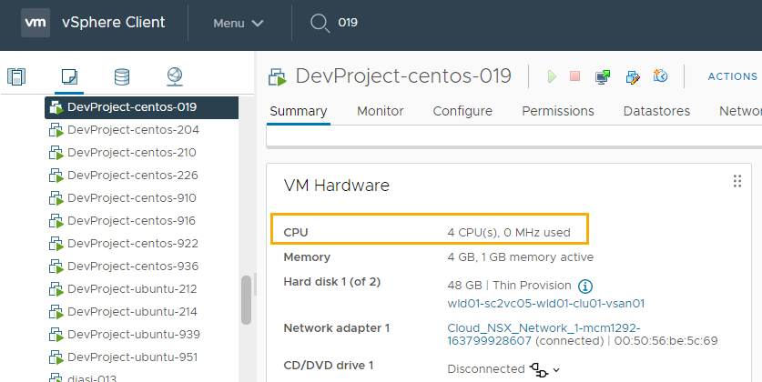 A máquina no vSphere Client com a contagem de CPUs de 4 destacada na seção Hardware da VM.