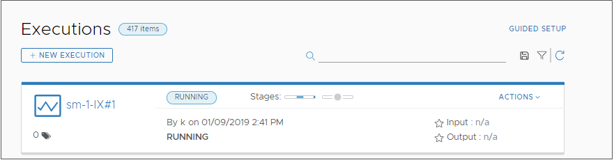 Conforme o pipeline é executado, ele exibe o status RUNNING e os ícones de estágio exibem o progresso.