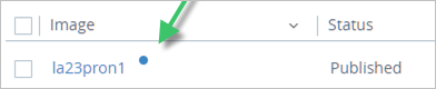 Imagem listada com uma seta verde apontando para o ponto azul, que indica que uma imagem tem atualizações de agente disponíveis.
