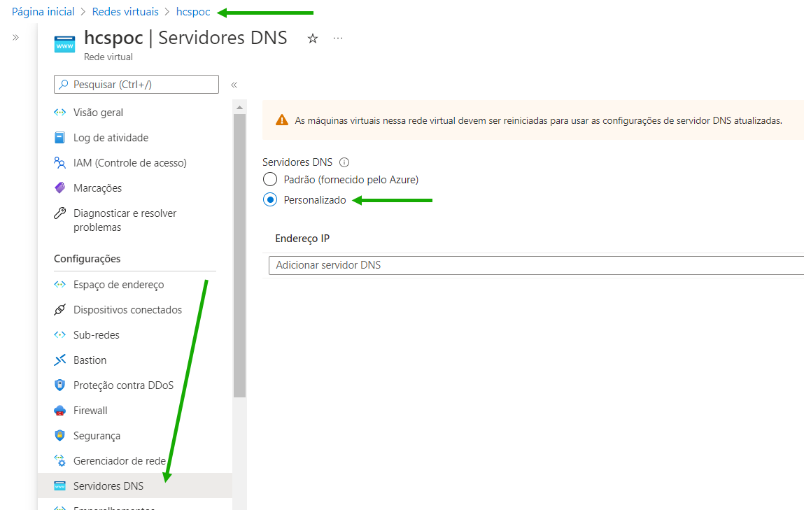 Captura de tela da VNet de exemplo no Portal do Azure e o painel de servidores DNS da VNet com setas verdes apontando para o nome da VNet, a opção de menu de servidores DNS e o botão de opção Personalizado.