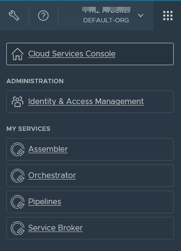 VMware Cloud Services 窗格打开身份与访问管理页面并显示用户及其角色。