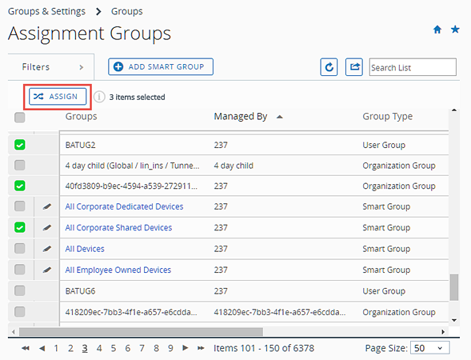Skærmbilledet Tildelingsgrupper viser knappen Tildel, som vises, når du vælger en eller flere grupper.