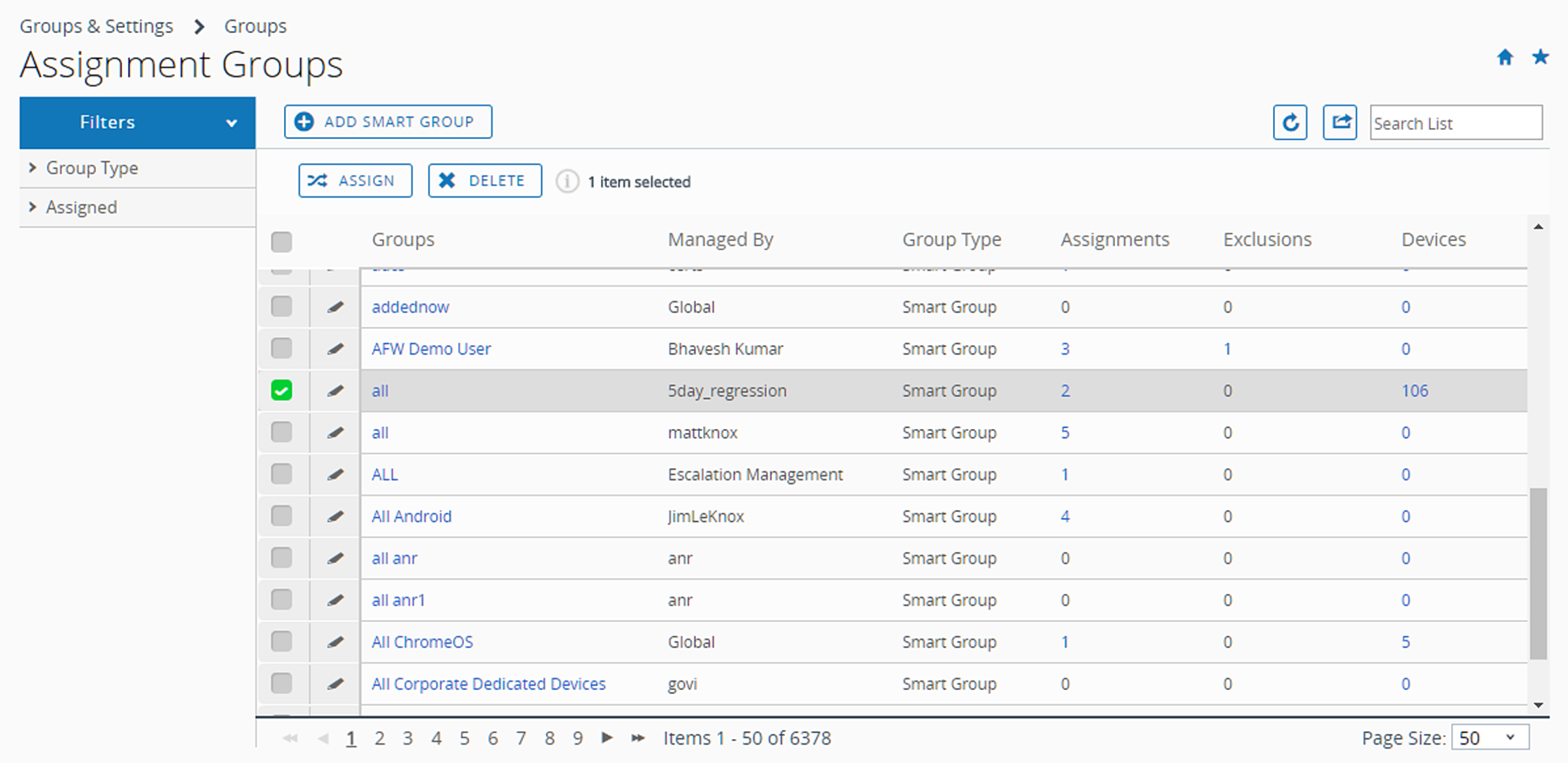 Skærmbilledet viser en typisk liste over Smart-grupper med én valgt, som viser knapperne Tildel og Slet.