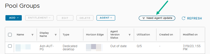 Screenshot der Seite „Poolgruppen“ mit einem Pfeil, der das Vorhandensein der Schaltfläche „Agent-Aktualisierung erforderlich“ veranschaulicht.