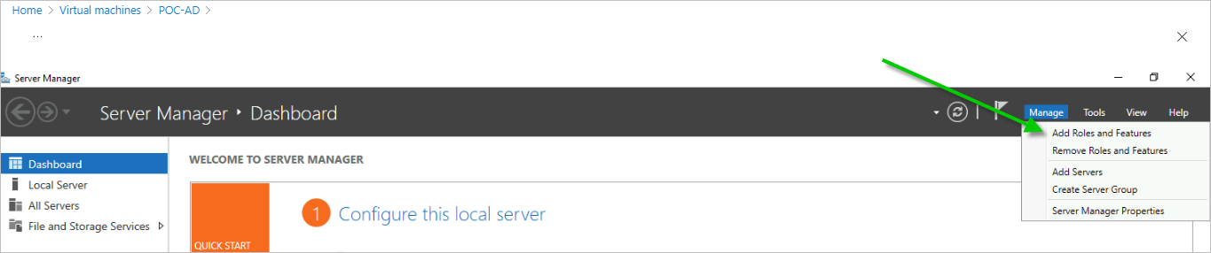 Screenshot des Server-Manager-Dashboards und ein grüner Pfeil, der auf die Option „Rollen und Funktionen hinzufügen“ im Menü „Verwalten“ zeigt.
