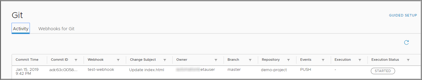 Wenn ein Benutzer eine Datei übergibt, wird der Auslöser für Git aktiviert, und auf der Registerkarte Aktivität wird der Status für den Auslöser als GESTARTET angezeigt.