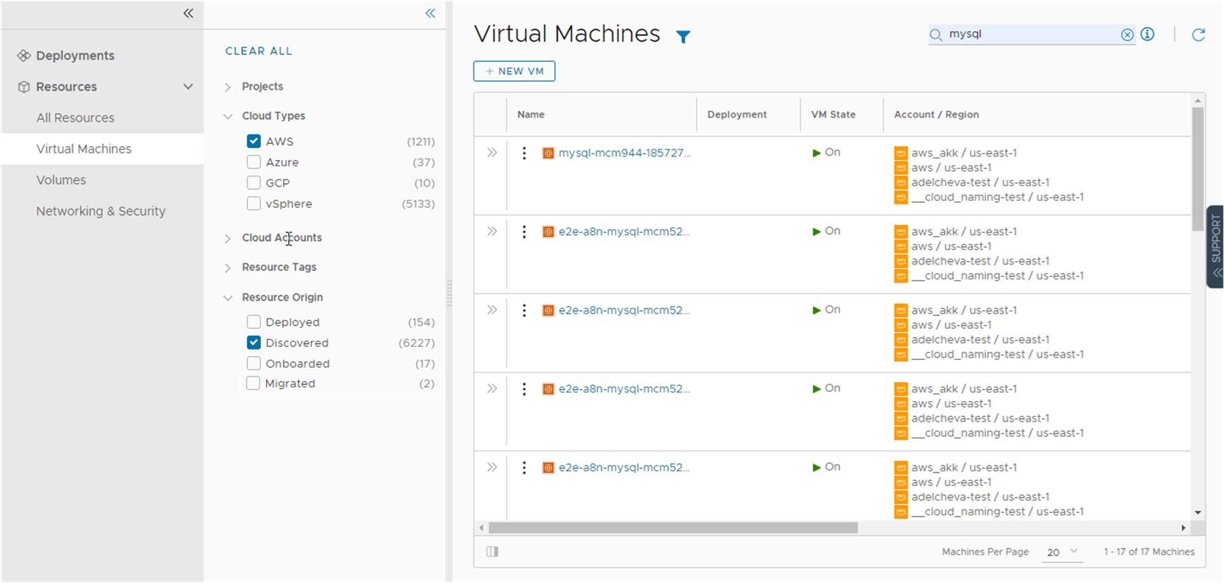 Screenshot der Seite „Virtuelle Maschine“ mit dem Filter AWS und Erkannt und der angewendeten mysql-Suche.