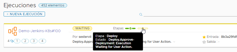 En una canalización que se ejecutó y está a la espera de aprobación se muestra el estado de espera junto a Etapas.