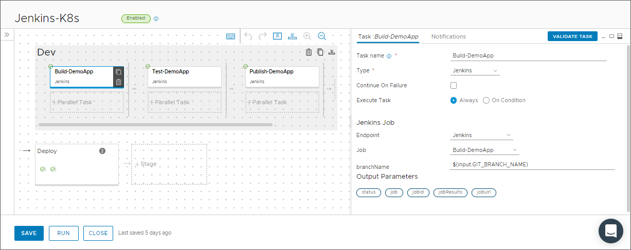 En una canalización que utiliza Jenkins y Kubernetes, la tarea de Jenkins que compila la aplicación utiliza el endpoint de Jenkins, el trabajo de Jenkins y el nombre de rama.