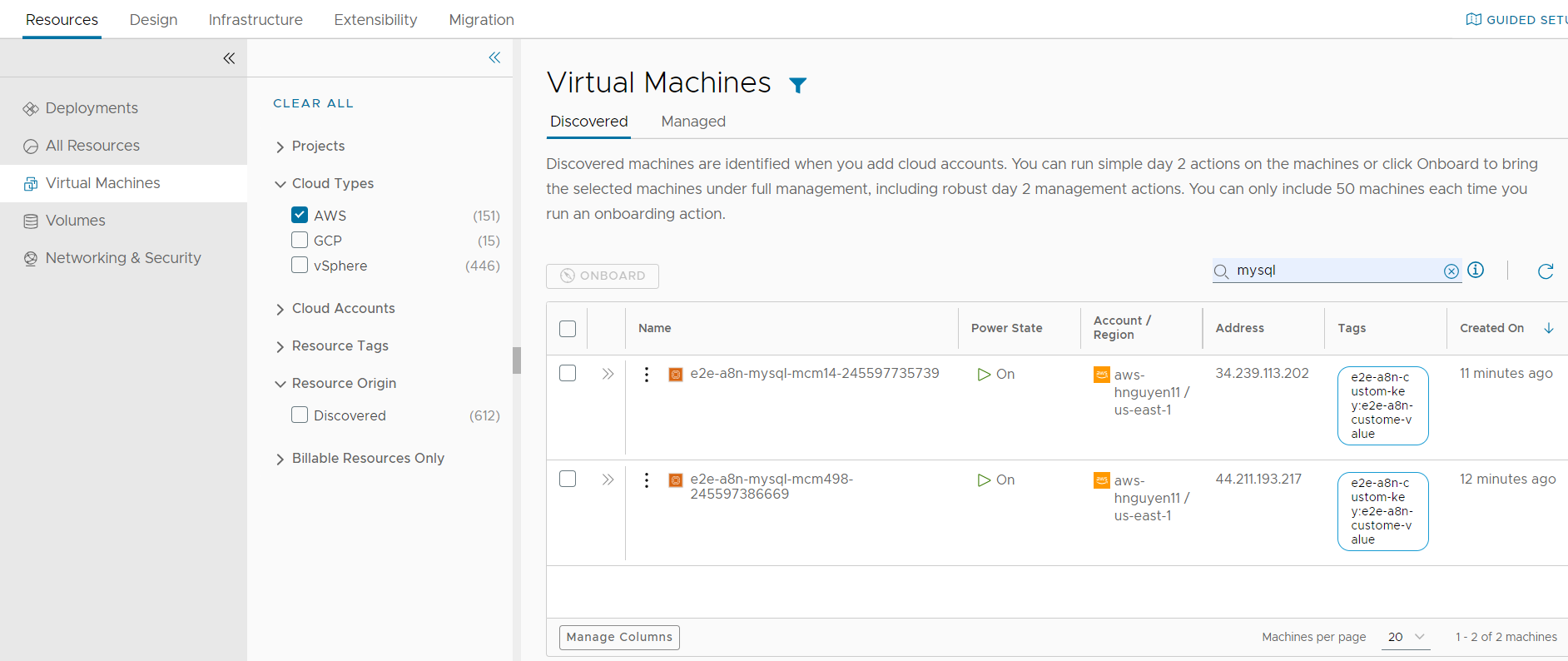 Captura de pantalla de la página de la máquina virtual con el filtro AWS y Detectada, y la búsqueda de mysql aplicada.