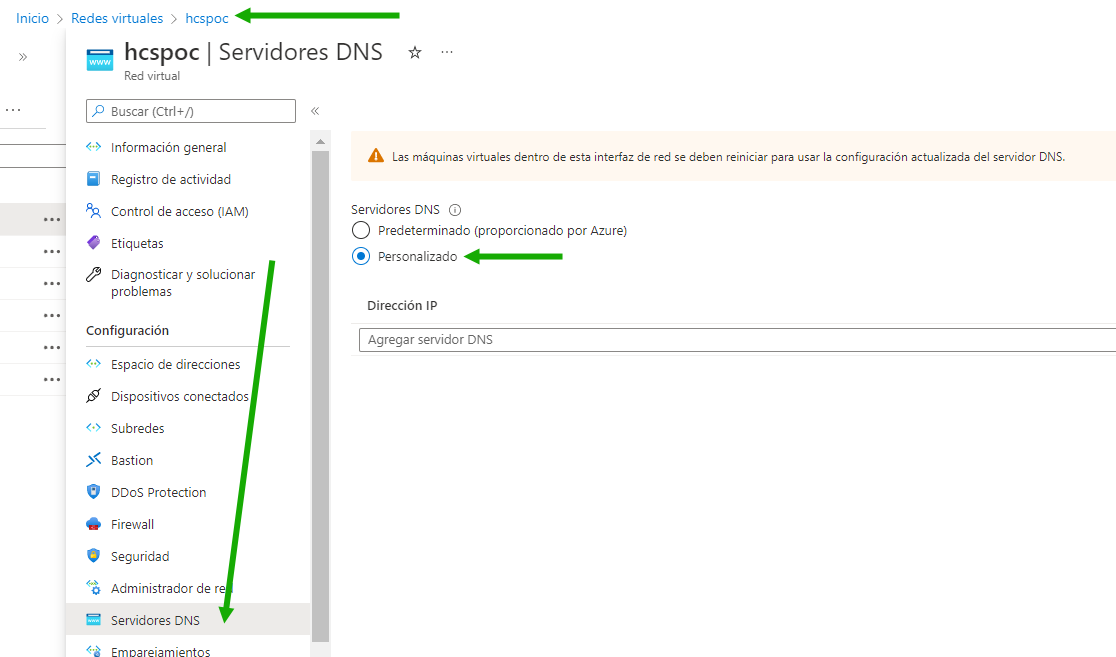 Captura de pantalla que muestra nuestra VNet de ejemplo en el portal de Azure y el panel Servidores DNS de la VNet, con flechas verdes que apuntan hacia el nombre de la VNet, la opción de menú Servidores DNS y el botón de opción Personalizar.