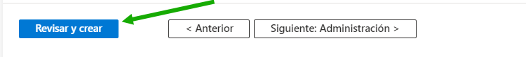 Captura de pantalla que muestra el botón Revisar y crear en la parte inferior del asistente Crear una máquina virtual, con una flecha verde que apunta hacia dicho botón.