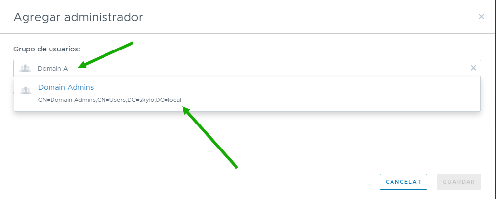 Captura de pantalla que muestra las primeras letras de Admins. del dominio escritas en el campo. Debajo, el sistema muestra nombres de grupos del dominio de Active Directory que coinciden con los resultados de la búsqueda. Las flechas verdes apuntan hacia las letras escritas y hacia los nombres de grupos coincidentes que indica el sistema.