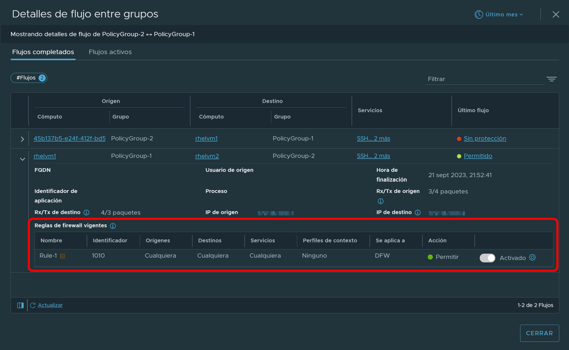 Cuadro de diálogo Detalles de flujo entre grupos con los detalles de flujo expandidos y las reglas de firewall vigentes rodeadas con un círculo.