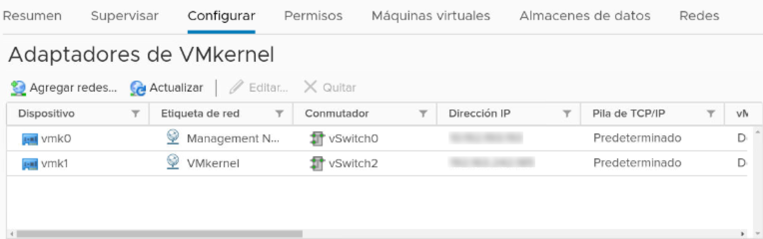 La página Adaptadores de VMkernel muestra los vmkernel agregados a un conmutador VSS o DVS.