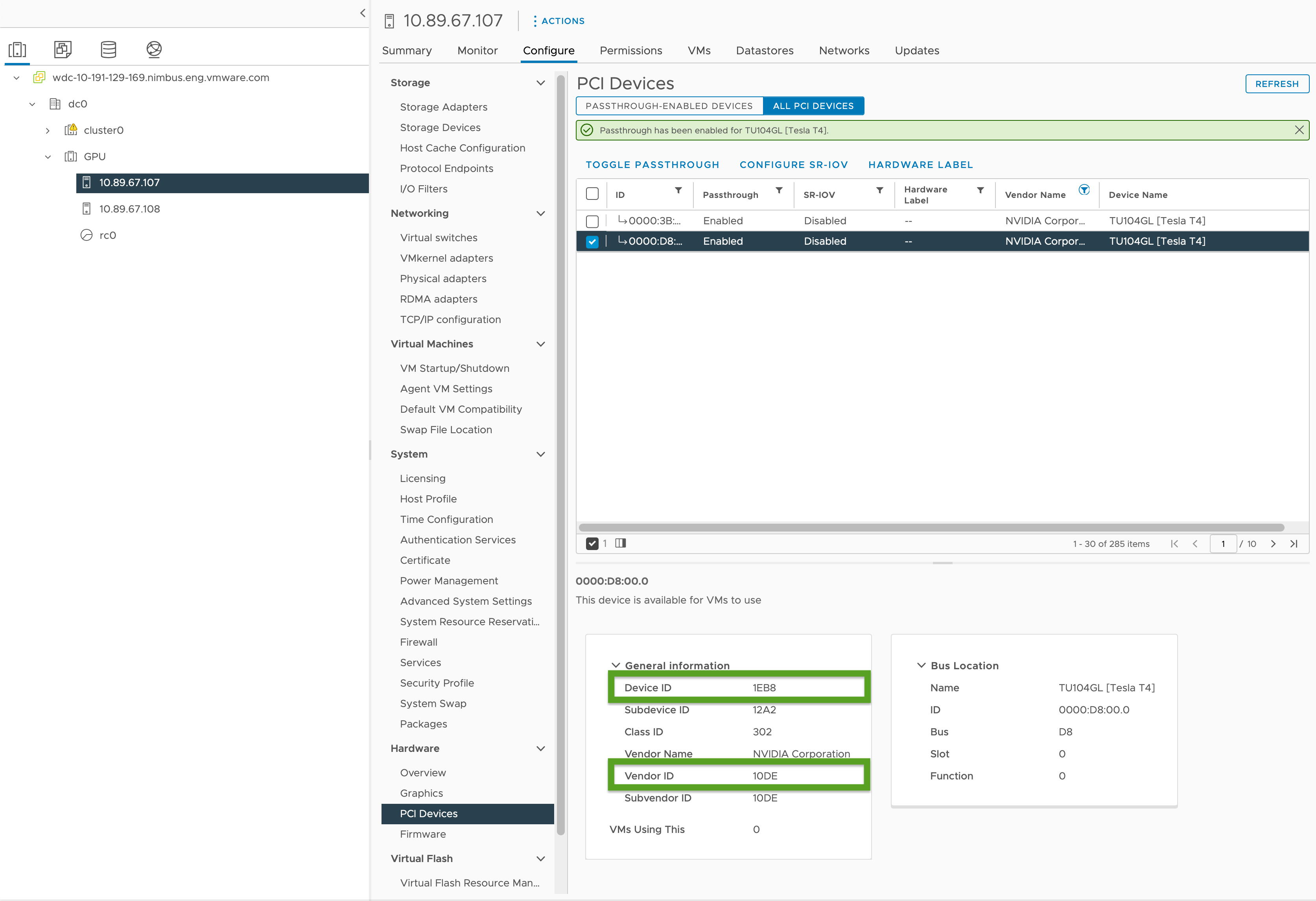 La interfaz de vSphere Client que muestra una lista de dispositivos PCI. Debajo de la lista, la ubicación de los identificadores de dispositivo y de proveedor se resalta con un cuadro verde.