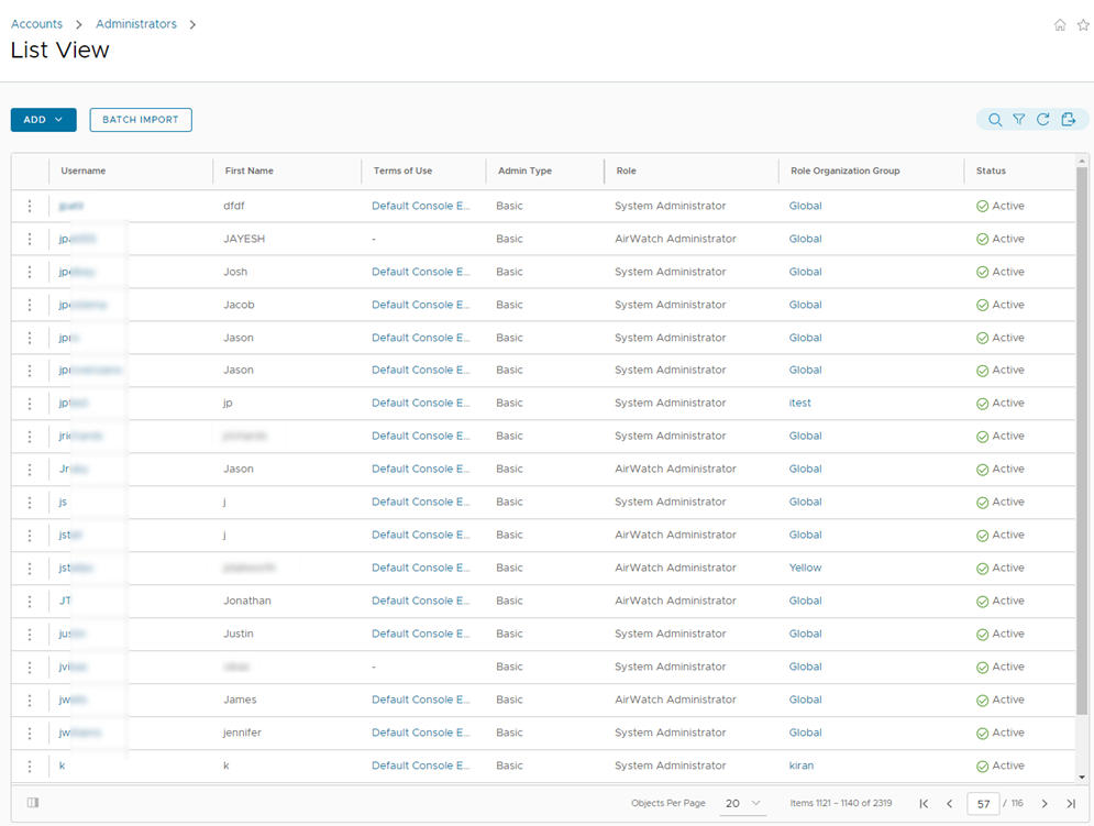 Esta captura de pantalla muestra la Vista de lista de cuentas administrativas que puede filtrar por función y estado. Para ordenar la lista, haga clic en cualquiera de los encabezados de columna.  En esta página, puede agregar nuevas cuentas e importar cuentas por lotes.