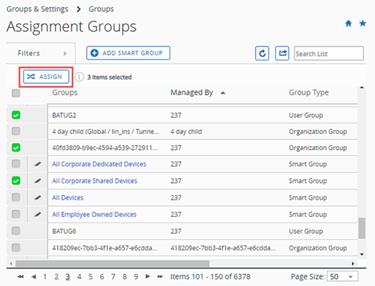 Esta captura de pantalla Grupos de asignación muestra el botón Asignar que aparece al seleccionar uno o varios grupos.