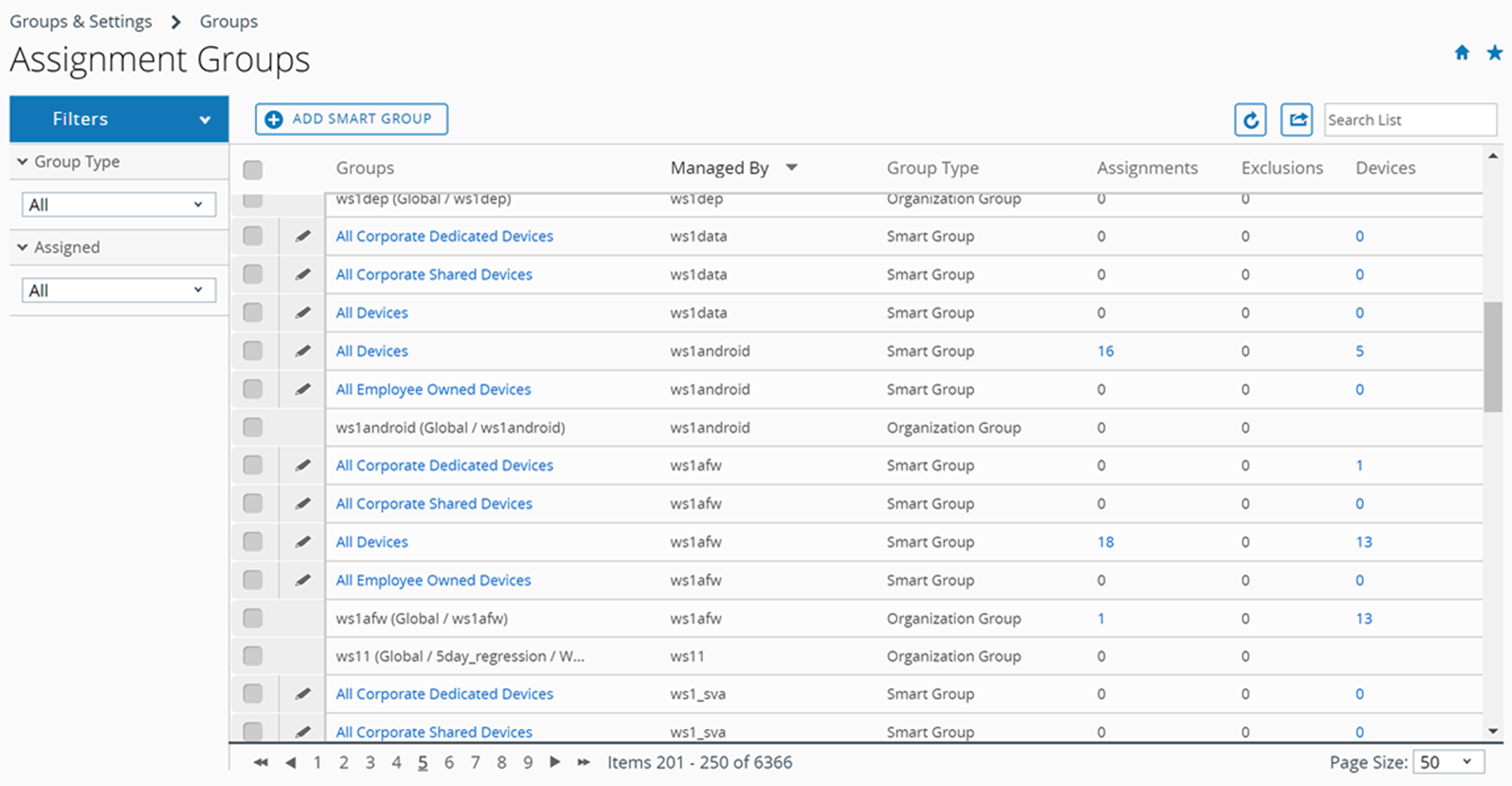 Esta captura de pantalla de la Vista de lista de los grupos de asignación muestra una lista típica de tres tipos de grupos y el botón Agregar grupo inteligente.