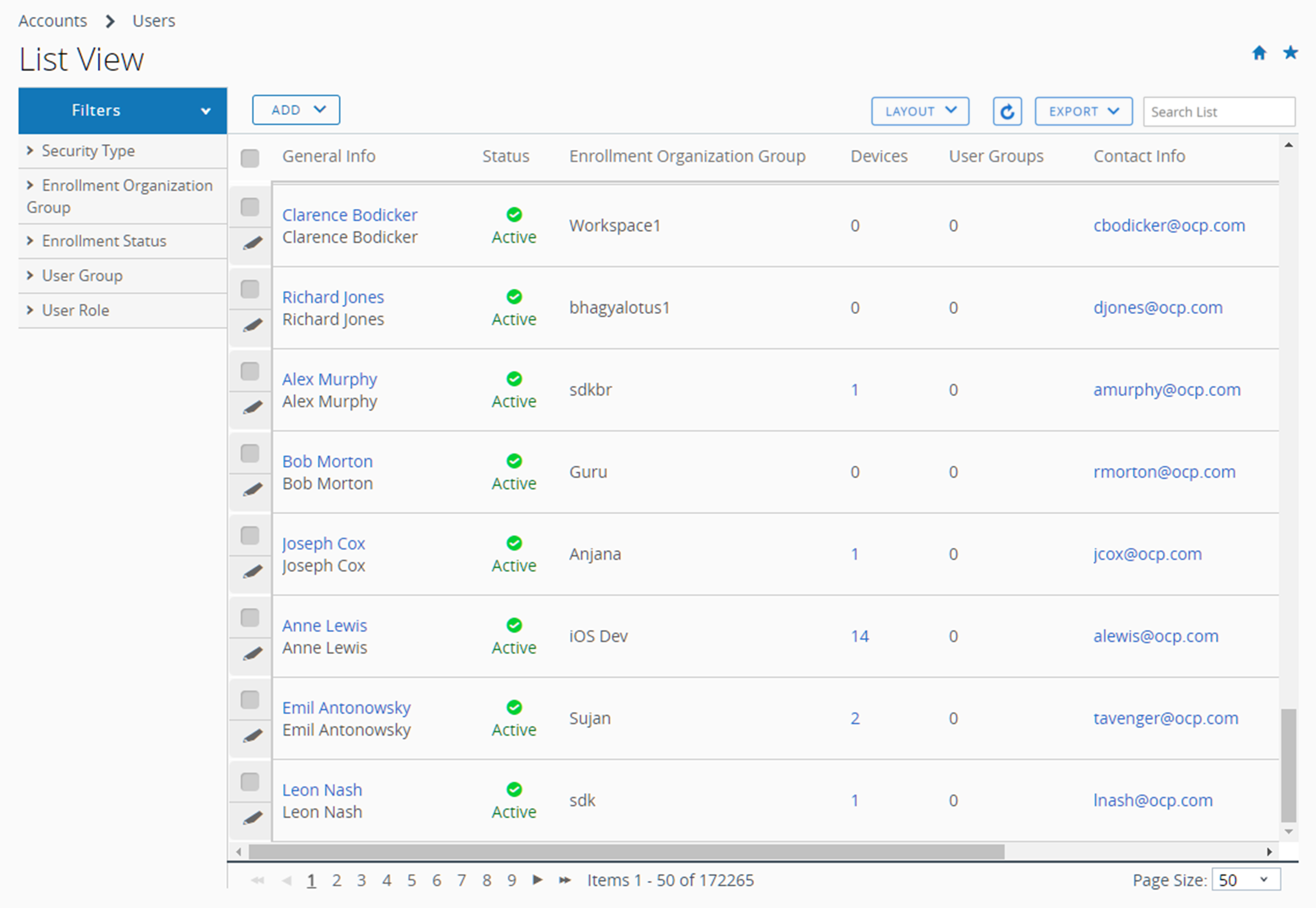 Esta captura de pantalla muestra la Vista de lista de cuentas de usuario, que muestra la lista de usuarios finales de los dispositivos tal como aparecen utilizando filtros y organizados por el estado de inscripción.