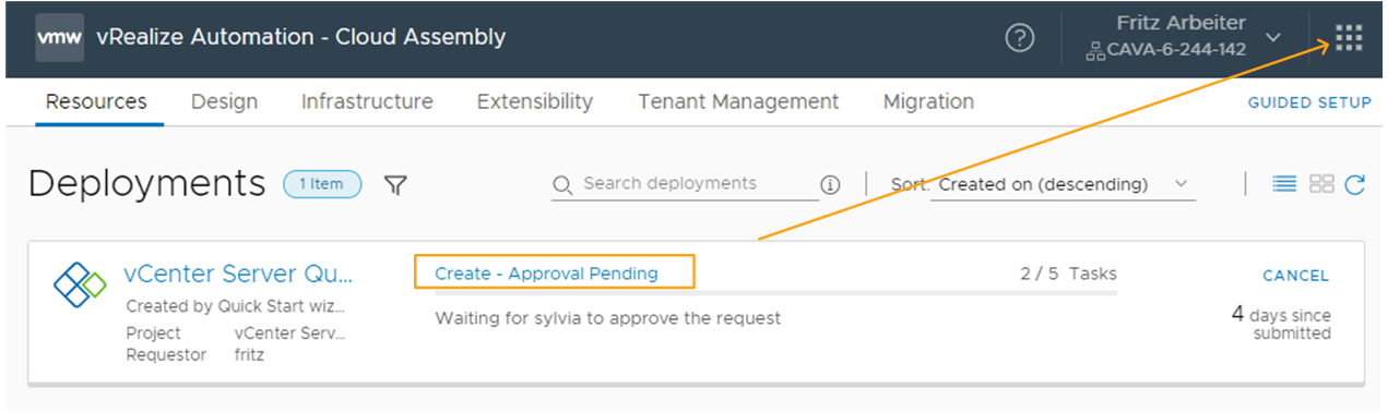 Implementación de Cloud Assembly con una directiva de aprobación pendiente.