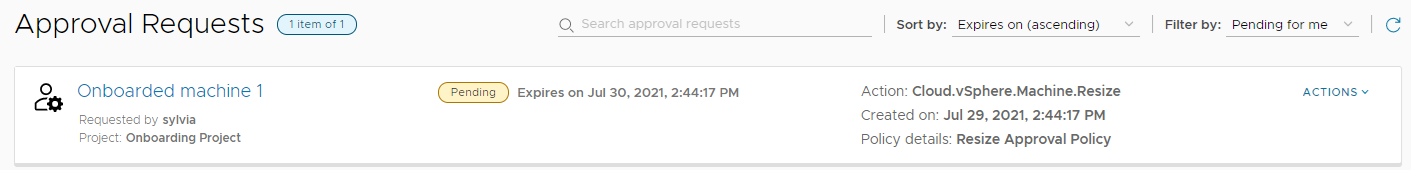 Captura de pantalla de la página de solicitud de aprobaciones con la tarjeta de aprobación pendiente de Máquina incorporada 1.