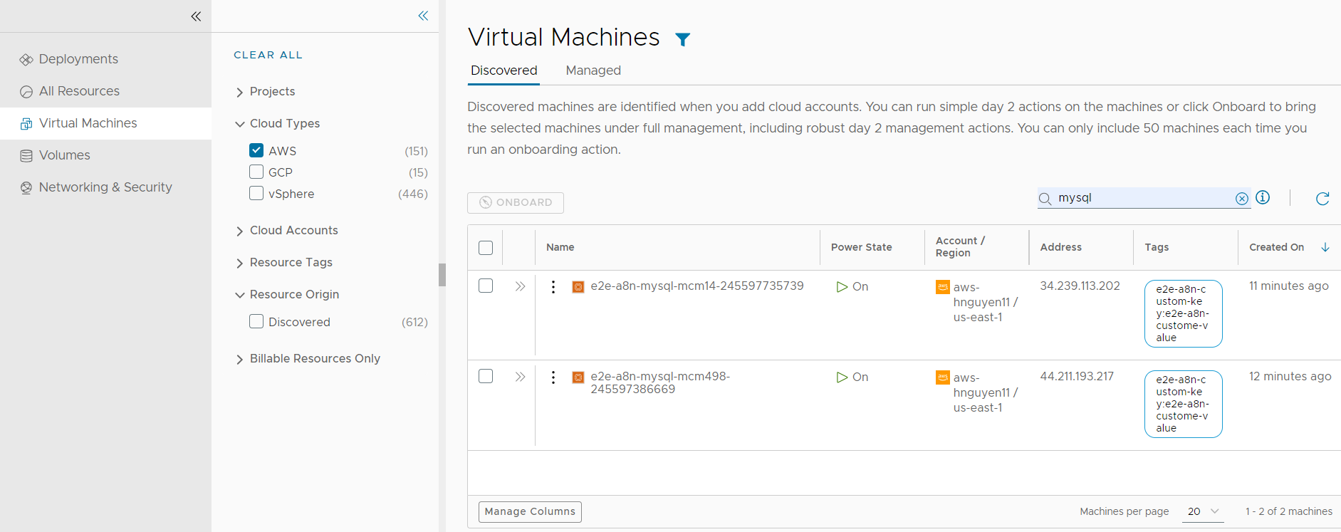 Capture d'écran de la page de machines virtuelles avec le filtre AWS et Découvert, et la recherche MySQL appliquée.