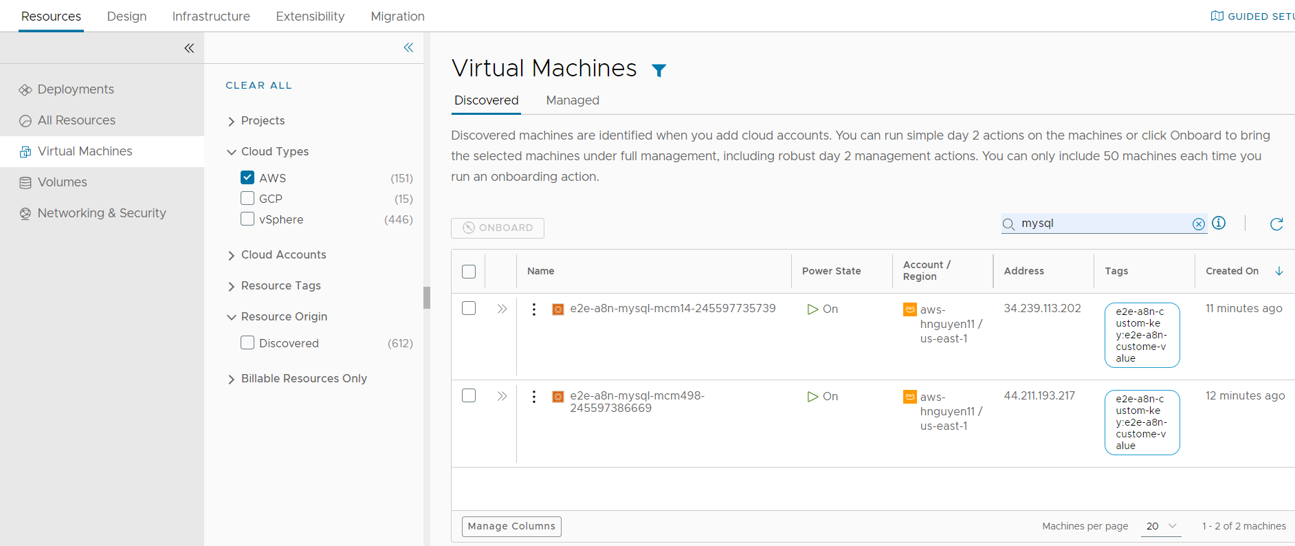 Capture d'écran de la page de machines virtuelles avec le filtre AWS et Découvert, et la recherche MySQL appliquée.