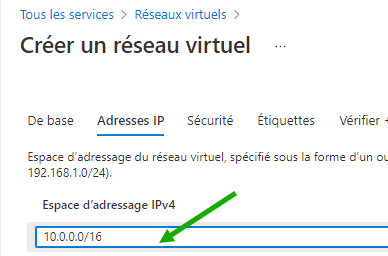 Capture d'écran du clic dans l'espace d'adresses IPv4 prérempli avec une flèche verte et un texte indiquant de modifier cette valeur préremplie.