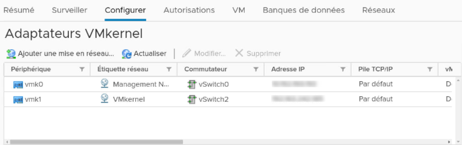 La page Adaptateurs VMkernel affiche les VMkernel ajoutés à un commutateur VSS ou DVS.