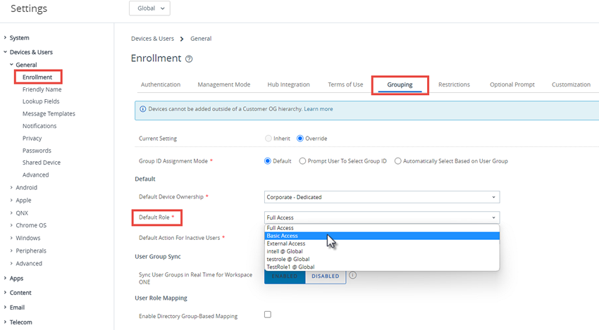 Cette capture d'écran montre la page Paramètres de regroupement d'enrôlement, qui vous permet de configurer un rôle d'utilisateur par défaut.