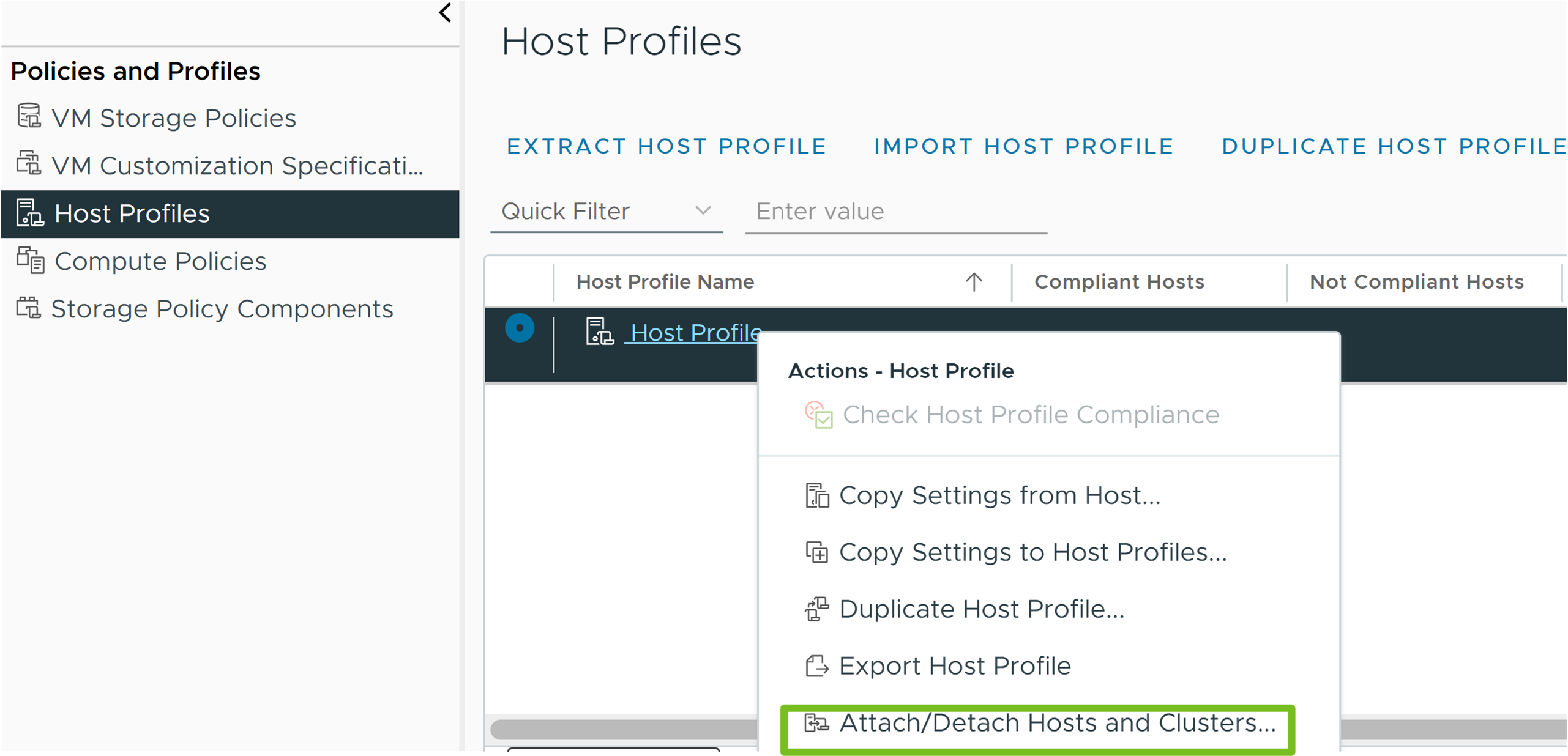 La page Profils d'hôte avec l'option Attacher/Détacher des hôtes et des clusters mise en surbrillance.