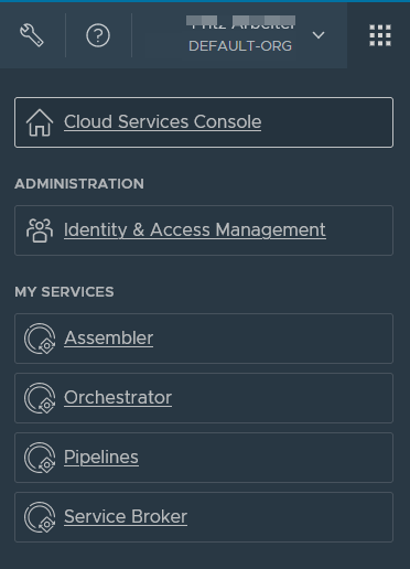 VMware Cloud Services 窗格開啟身分識別與存取管理頁面，並顯示使用者及其角色。